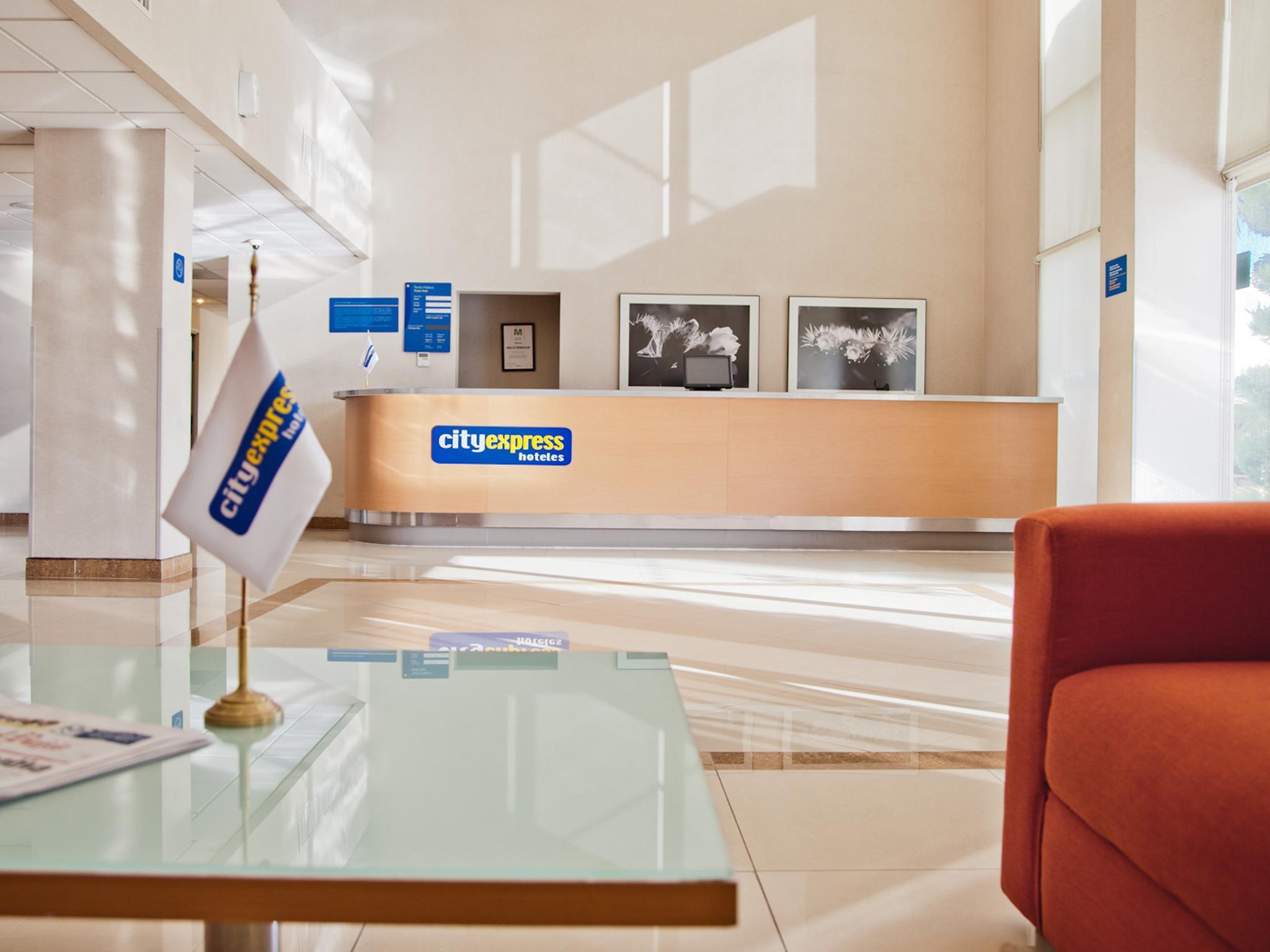 City Express By Marriott Celaya Parque Bagian luar foto