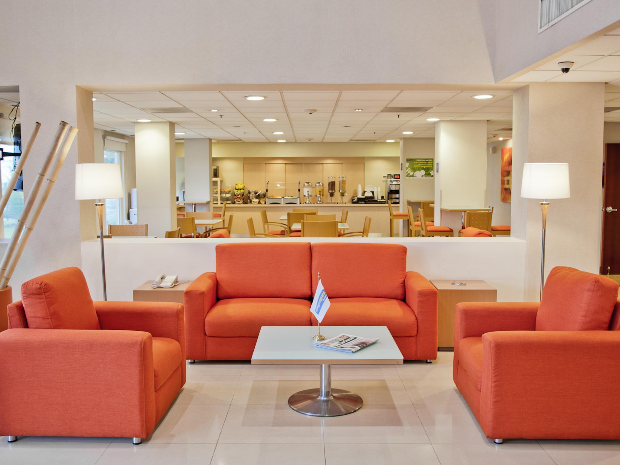 City Express By Marriott Celaya Parque Bagian luar foto