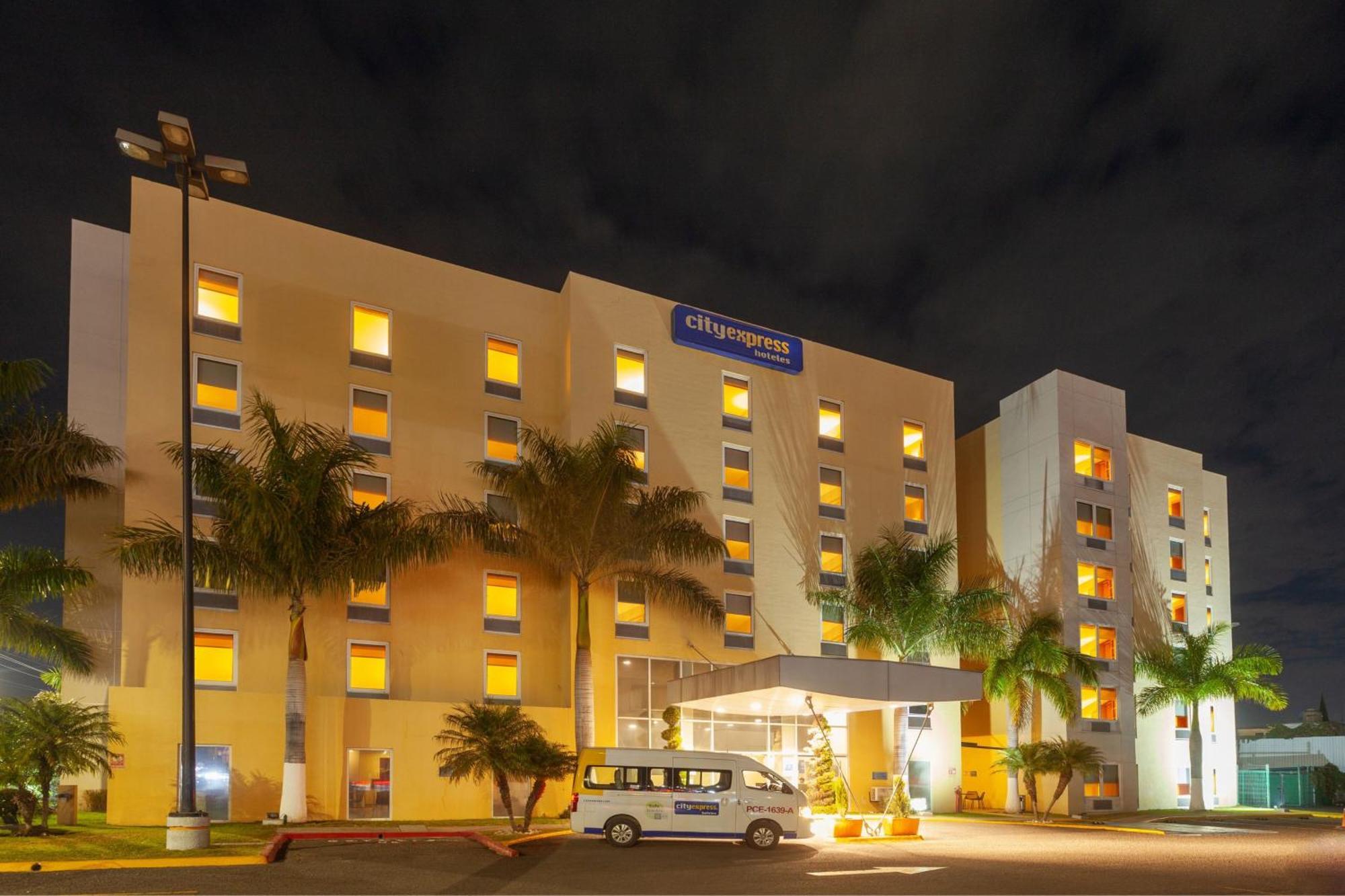 City Express By Marriott Celaya Parque Bagian luar foto