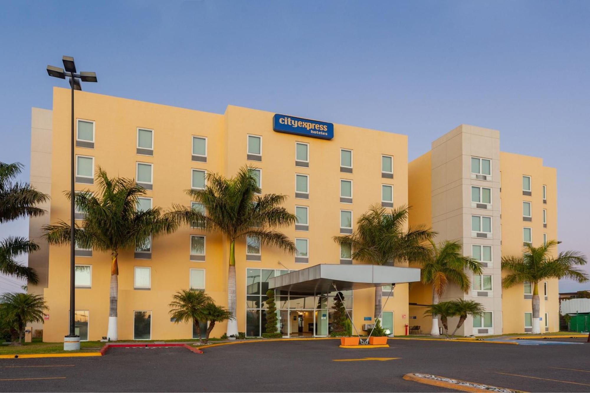 City Express By Marriott Celaya Parque Bagian luar foto